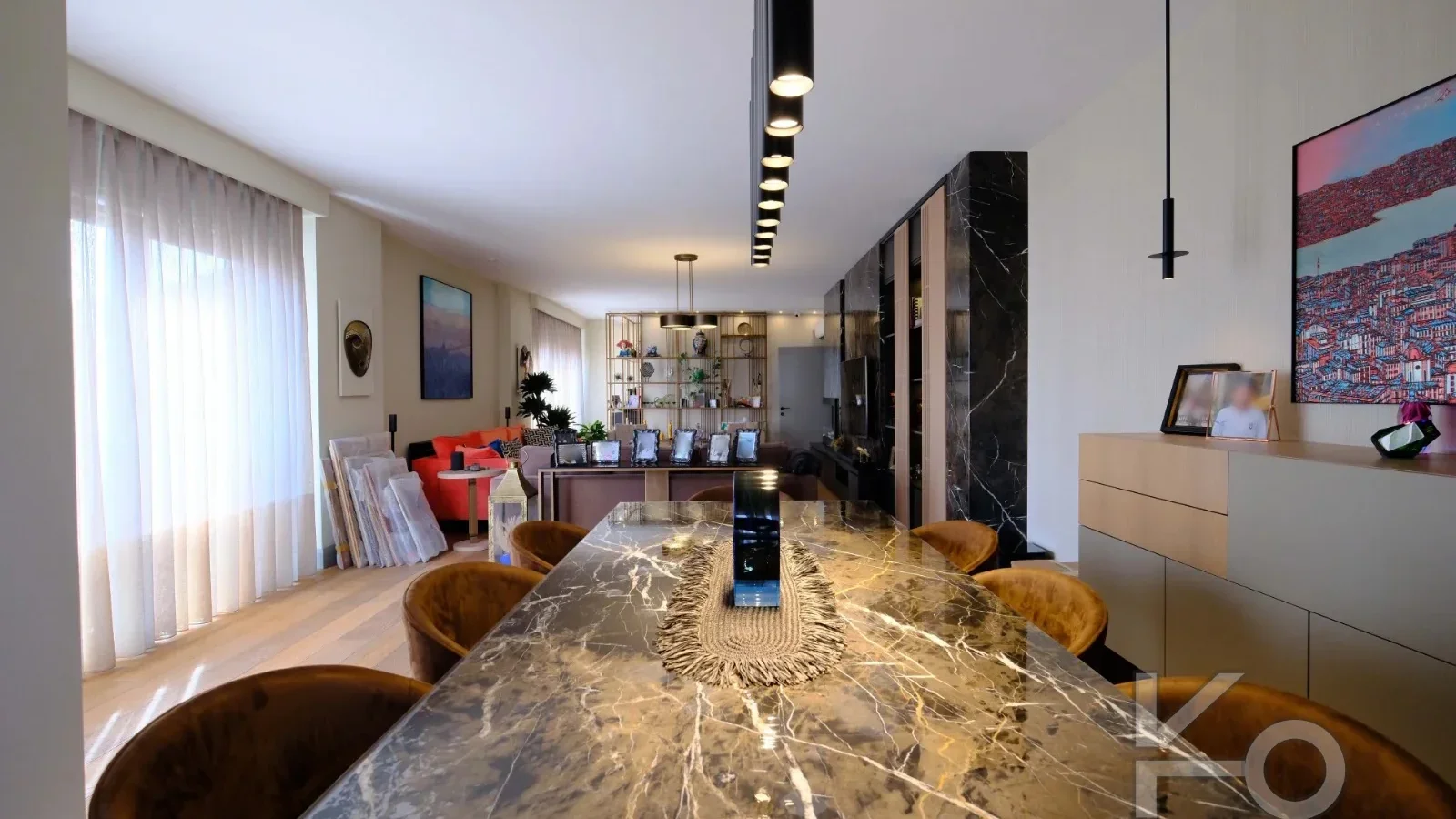Laci̇vertcadde Taş Mektep'te Katta Tek 6+1 Çi̇ft Balkonlu 230m²