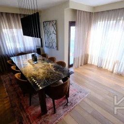 Laci̇vertcadde Taş Mektep'te Katta Tek 6+1 Çi̇ft Balkonlu 230m²