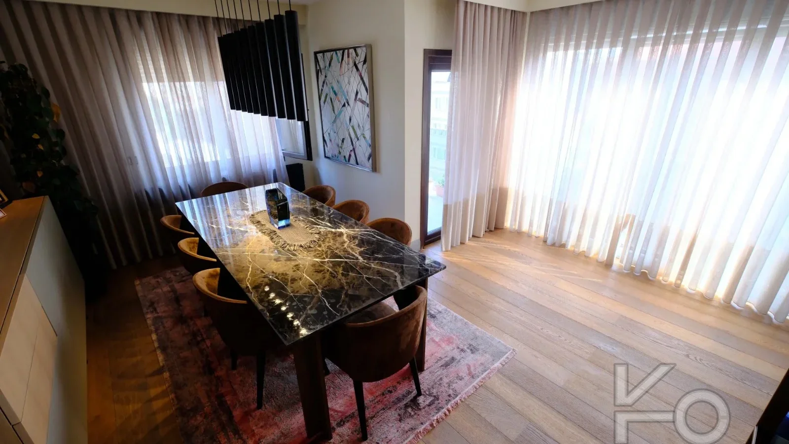 Laci̇vertcadde Taş Mektep'te Katta Tek 6+1 Çi̇ft Balkonlu 230m²