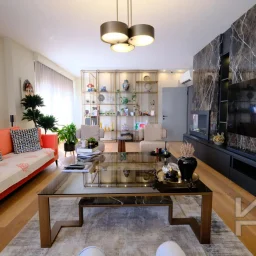Laci̇vertcadde Taş Mektep'te Katta Tek 6+1 Çi̇ft Balkonlu 230m²