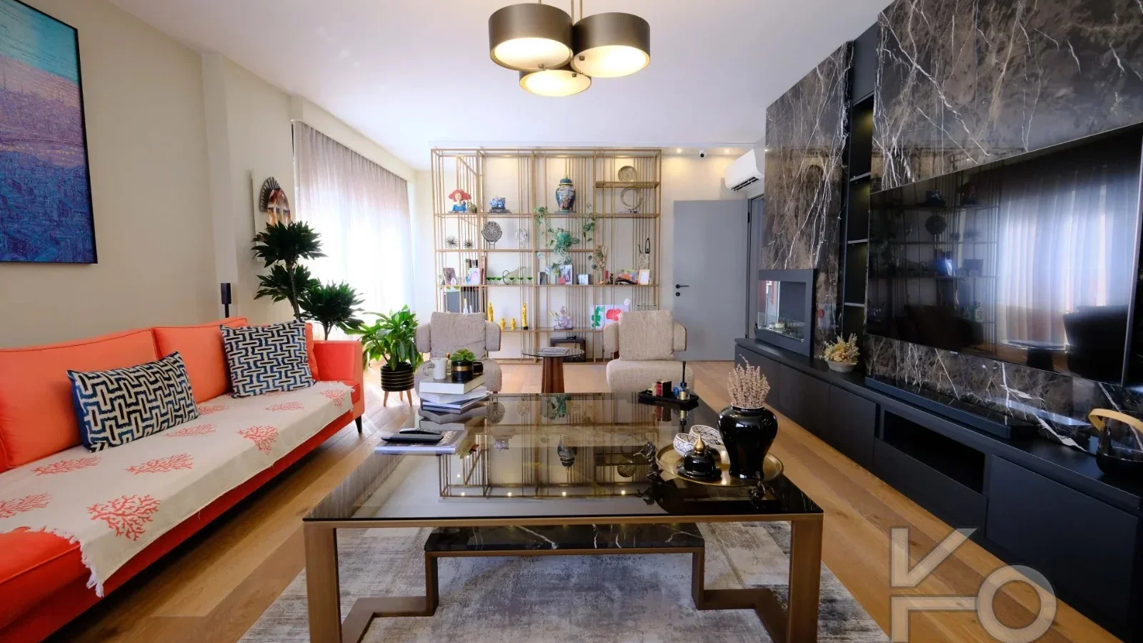 Laci̇vertcadde Taş Mektep'te Katta Tek 6+1 Çi̇ft Balkonlu 230m²