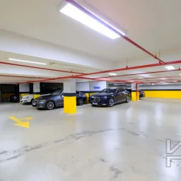 Laci̇vertcadde Taş Mektep'te Katta Tek 6+1 Çi̇ft Balkonlu 230m²