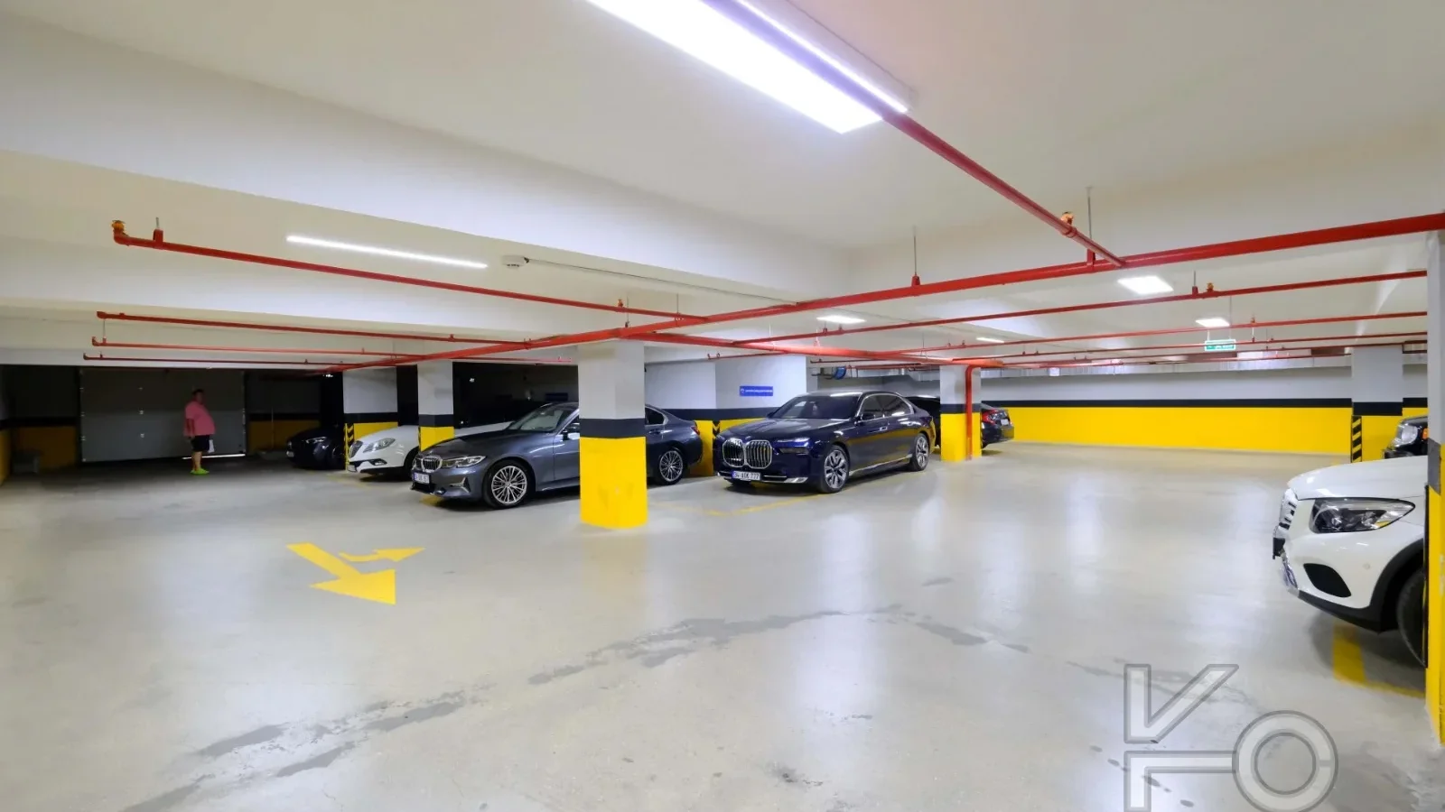 Laci̇vertcadde Taş Mektep'te Katta Tek 6+1 Çi̇ft Balkonlu 230m²