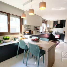 Laci̇vertcadde Taş Mektep'te Katta Tek 6+1 Çi̇ft Balkonlu 230m²