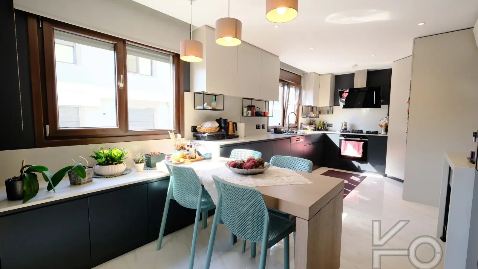 Laci̇vertcadde Taş Mektep'te Katta Tek 6+1 Çi̇ft Balkonlu 230m²
