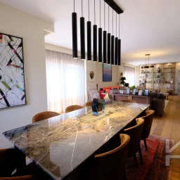 Laci̇vertcadde Taş Mektep'te Katta Tek 6+1 Çi̇ft Balkonlu 230m²