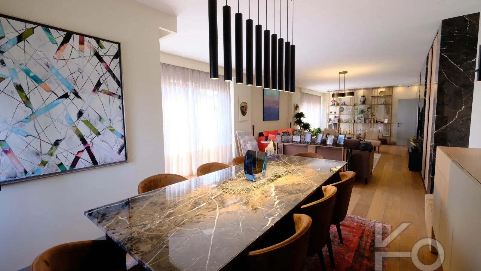 Laci̇vertcadde Taş Mektep'te Katta Tek 6+1 Çi̇ft Balkonlu 230m²