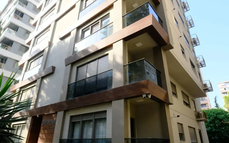 Laci̇vertcadde Taş Mektep'te Katta Tek 6+1 Çi̇ft Balkonlu 230m²