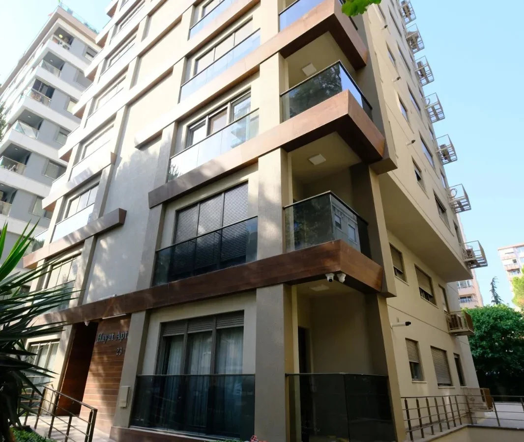 Laci̇vertcadde Taş Mektep'te Katta Tek 6+1 Çi̇ft Balkonlu 230m²