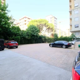 Laci̇vertcadde Taş Mektep'te Katta Tek 6+1 Çi̇ft Balkonlu 230m²