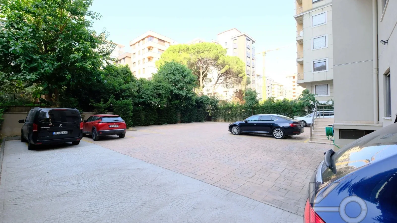 Laci̇vertcadde Taş Mektep'te Katta Tek 6+1 Çi̇ft Balkonlu 230m²