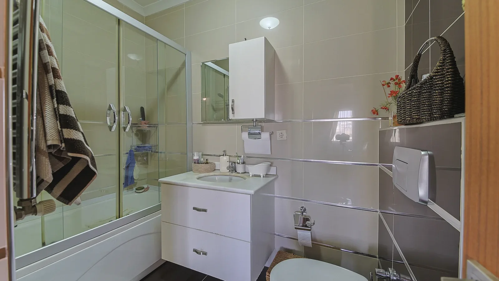 Bostancı Vukela Caddesinde Deniz Manzaralı Satılık 4+1 Daire