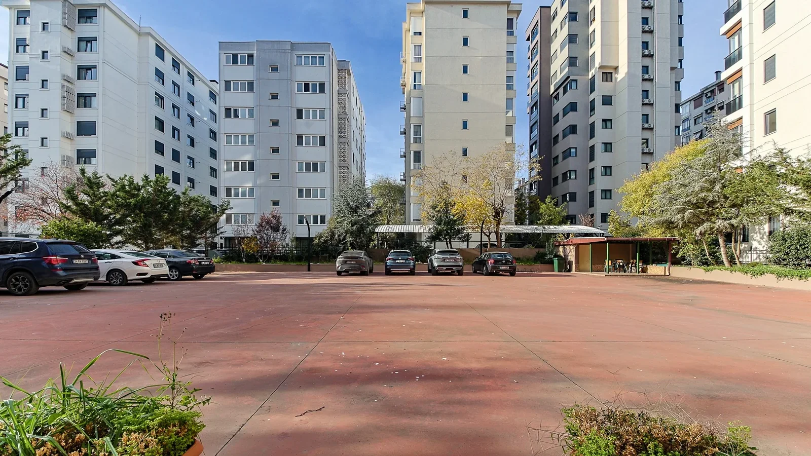 Bostancı Vukela Caddesinde Deniz Manzaralı Satılık 4+1 Daire