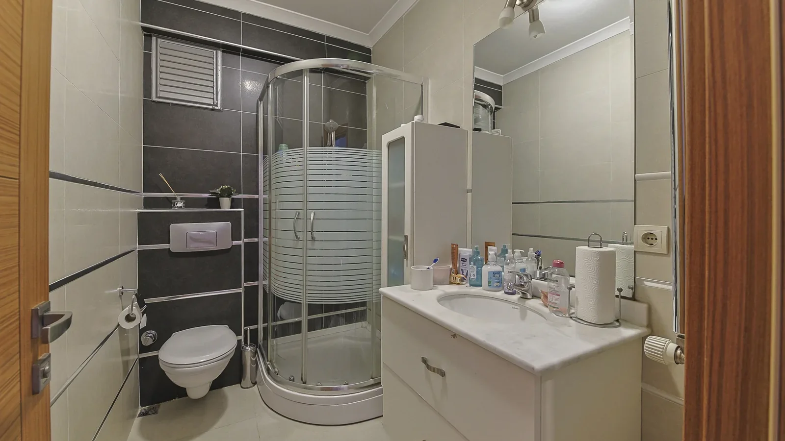 Bostancı Vukela Caddesinde Deniz Manzaralı Satılık 4+1 Daire