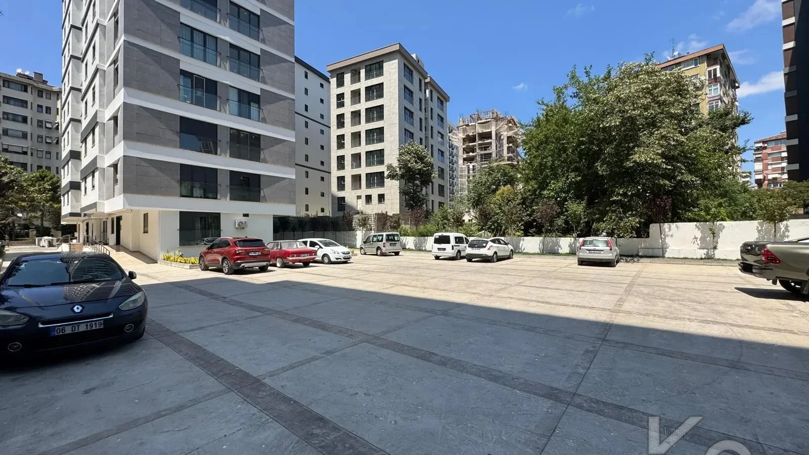 Laci̇vert Cadde Erenköy Marmaray Yakini Sifir 3+1