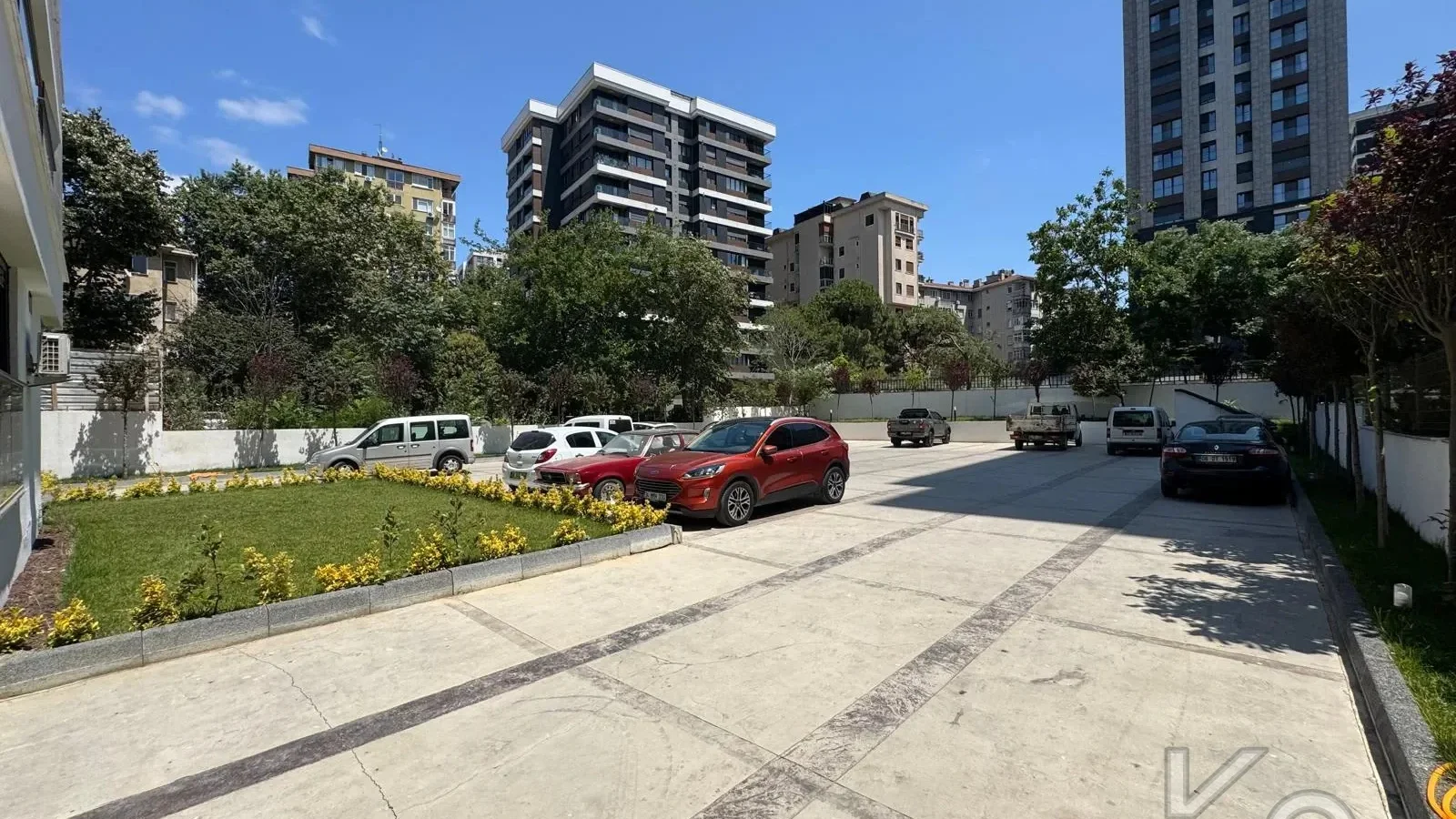 Laci̇vert Cadde Erenköy Marmaray Yakini Sifir 3+1