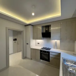 Laci̇vertcadde Tek Yetki̇li̇ Kalamiş Ebeveynli̇ Balkonlu 105m² Net3+1