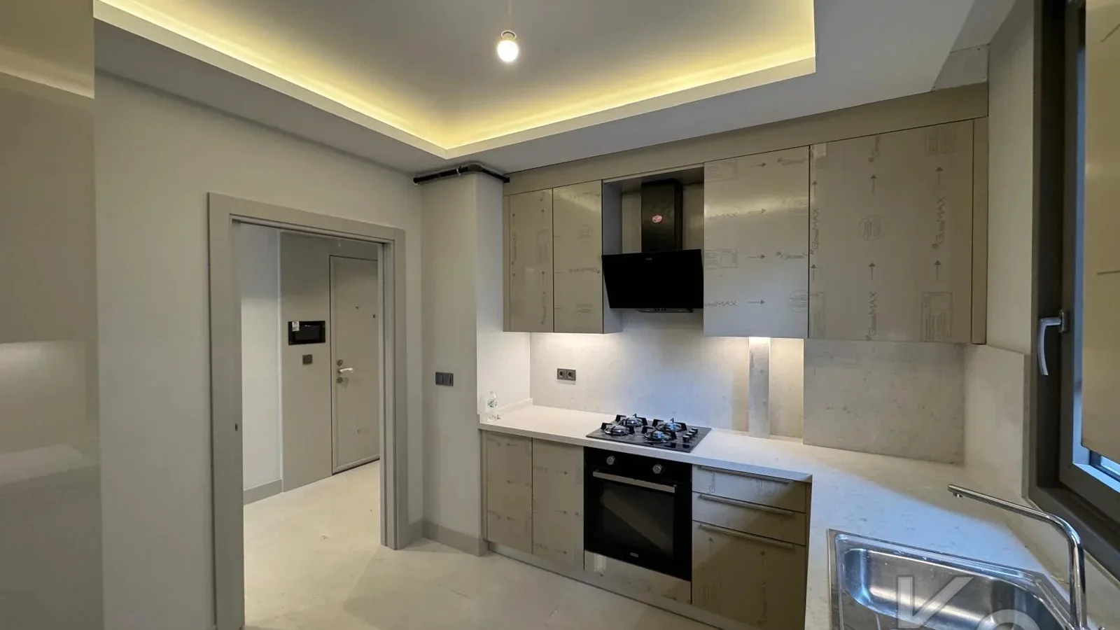 Laci̇vertcadde Tek Yetki̇li̇ Kalamiş Ebeveynli̇ Balkonlu 105m² Net3+1