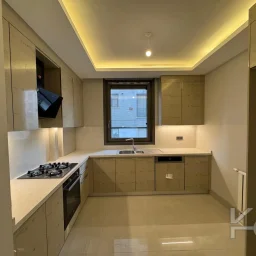 Laci̇vertcadde Tek Yetki̇li̇ Kalamiş Ebeveynli̇ Balkonlu 105m² Net3+1