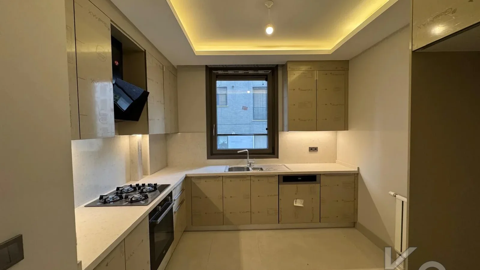 Laci̇vertcadde Tek Yetki̇li̇ Kalamiş Ebeveynli̇ Balkonlu 105m² Net3+1