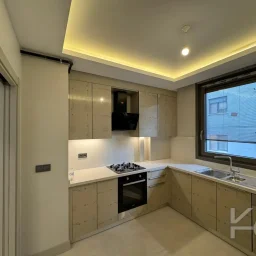 Laci̇vertcadde Tek Yetki̇li̇ Kalamiş Ebeveynli̇ Balkonlu 105m² Net3+1