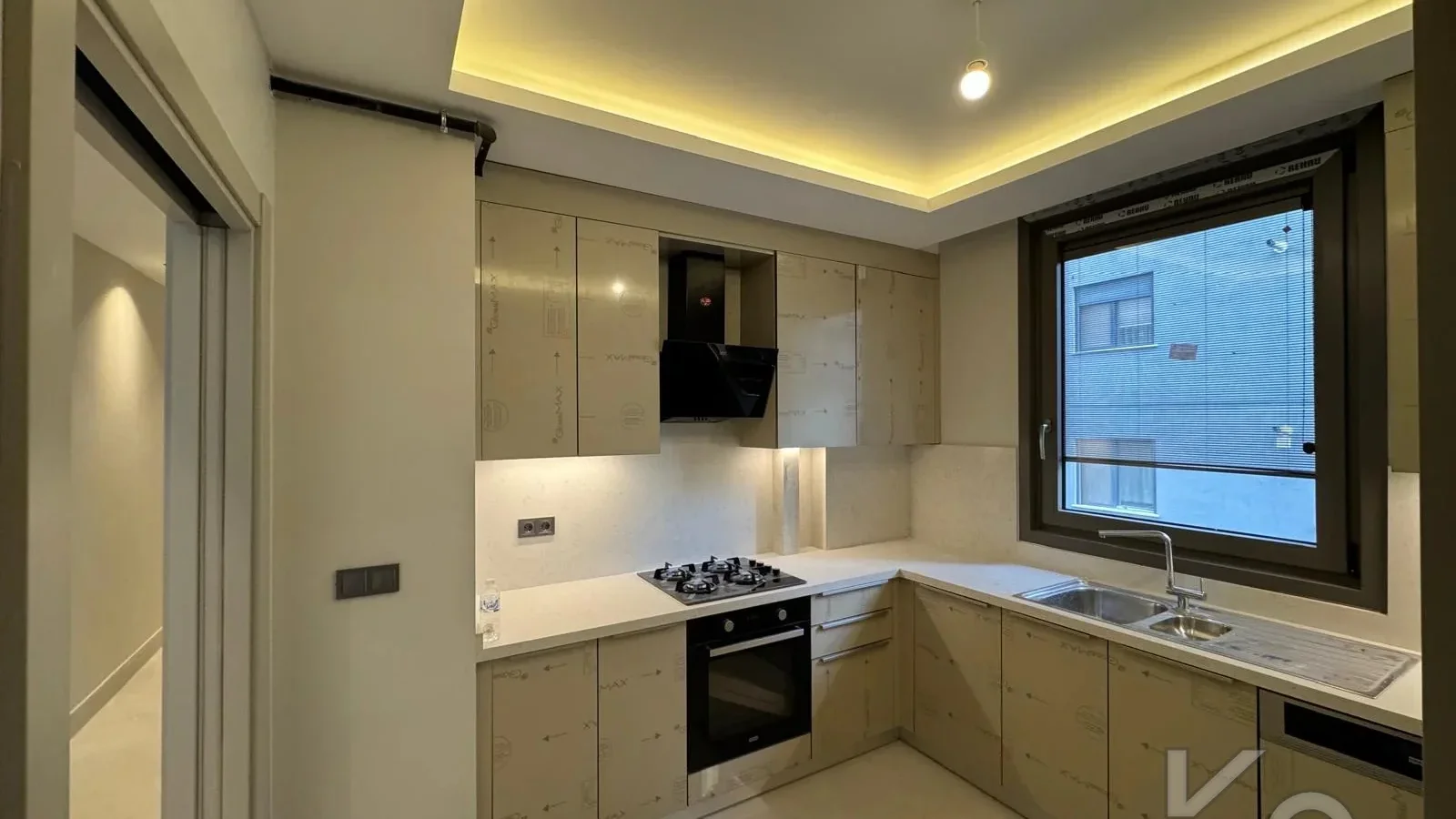 Laci̇vertcadde Tek Yetki̇li̇ Kalamiş Ebeveynli̇ Balkonlu 105m² Net3+1
