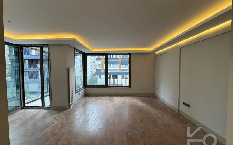 Laci̇vertcadde Tek Yetki̇li̇ Kalamiş Ebeveynli̇ Balkonlu 105m² Net3+1