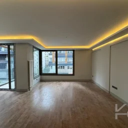 Laci̇vertcadde Tek Yetki̇li̇ Kalamiş Ebeveynli̇ Balkonlu 105m² Net3+1