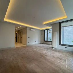 Laci̇vertcadde Tek Yetki̇li̇ Kalamiş Ebeveynli̇ Balkonlu 105m² Net3+1