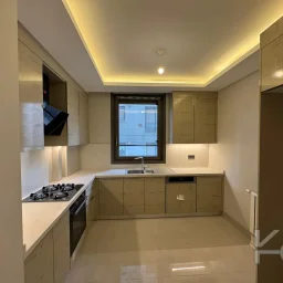 Laci̇vertcadde Tek Yetki̇li̇ Kalamiş Ebeveynli̇ Balkonlu 105m² Net3+1