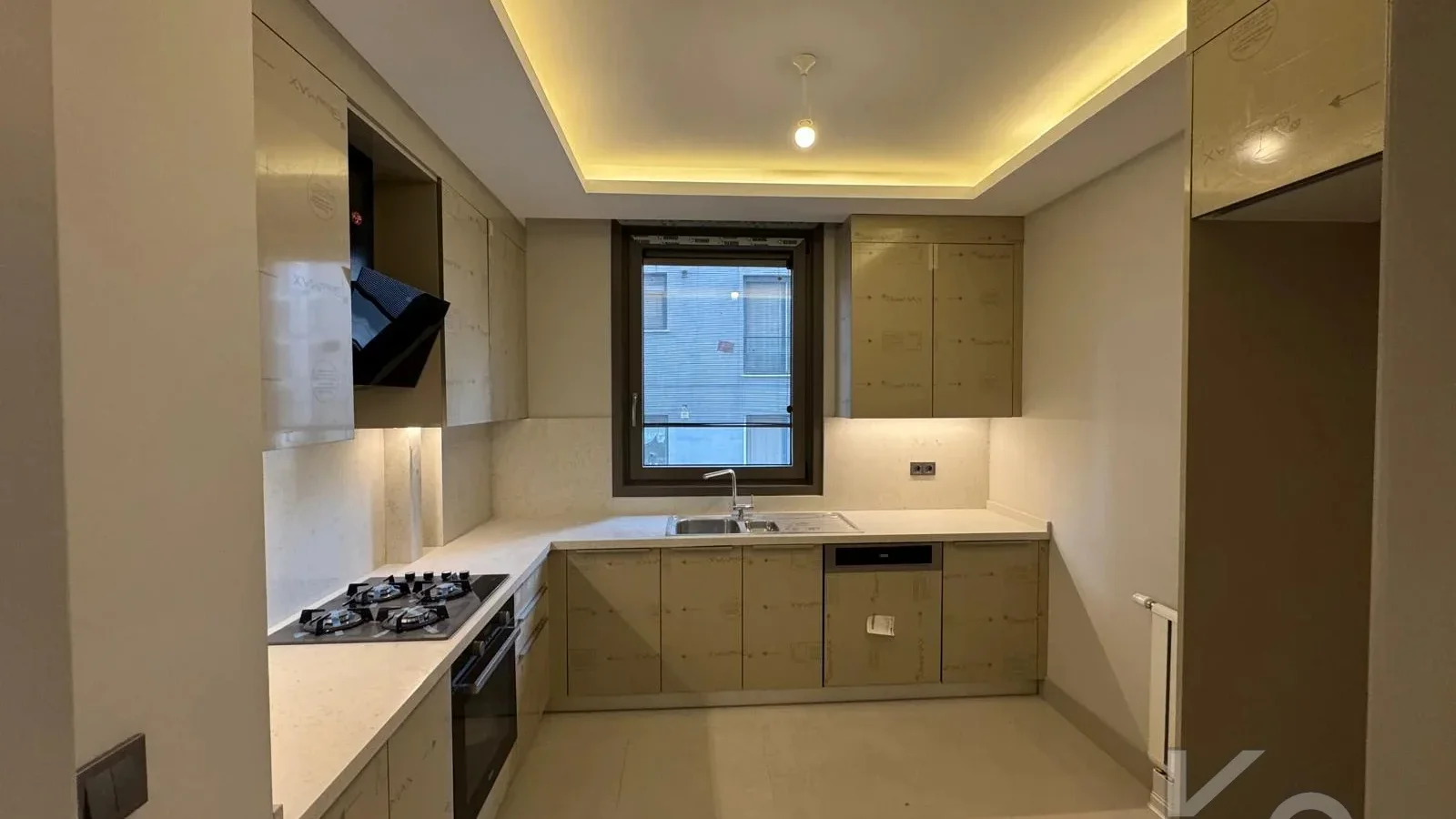 Laci̇vertcadde Tek Yetki̇li̇ Kalamiş Ebeveynli̇ Balkonlu 105m² Net3+1