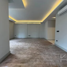 Laci̇vertcadde Tek Yetki̇li̇ Kalamiş Ebeveynli̇ Balkonlu 105m² Net3+1