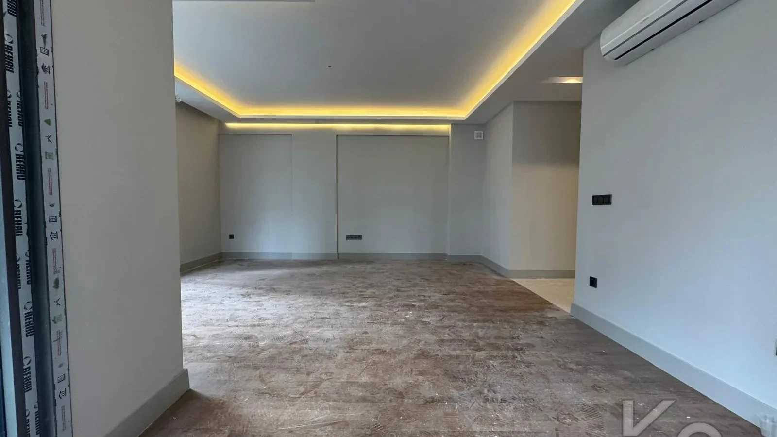 Laci̇vertcadde Tek Yetki̇li̇ Kalamiş Ebeveynli̇ Balkonlu 105m² Net3+1