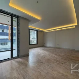 Laci̇vertcadde Tek Yetki̇li̇ Kalamiş Ebeveynli̇ Balkonlu 105m² Net3+1