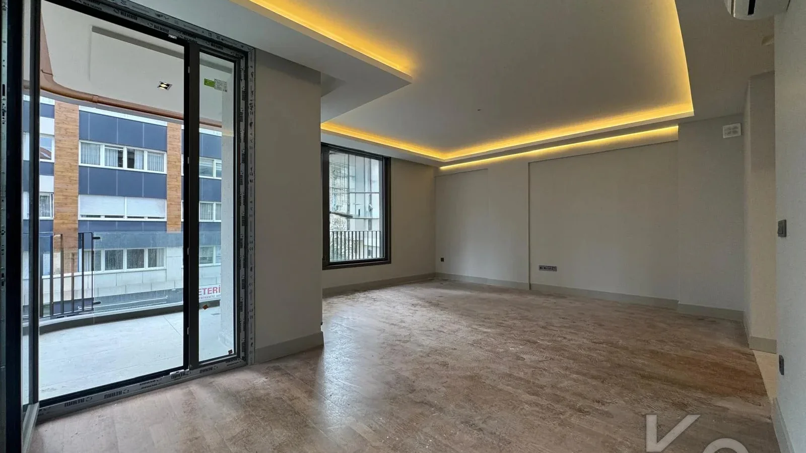 Laci̇vertcadde Tek Yetki̇li̇ Kalamiş Ebeveynli̇ Balkonlu 105m² Net3+1
