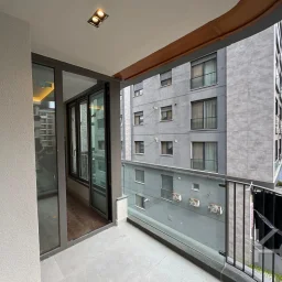 Laci̇vertcadde Tek Yetki̇li̇ Kalamiş Ebeveynli̇ Balkonlu 105m² Net3+1