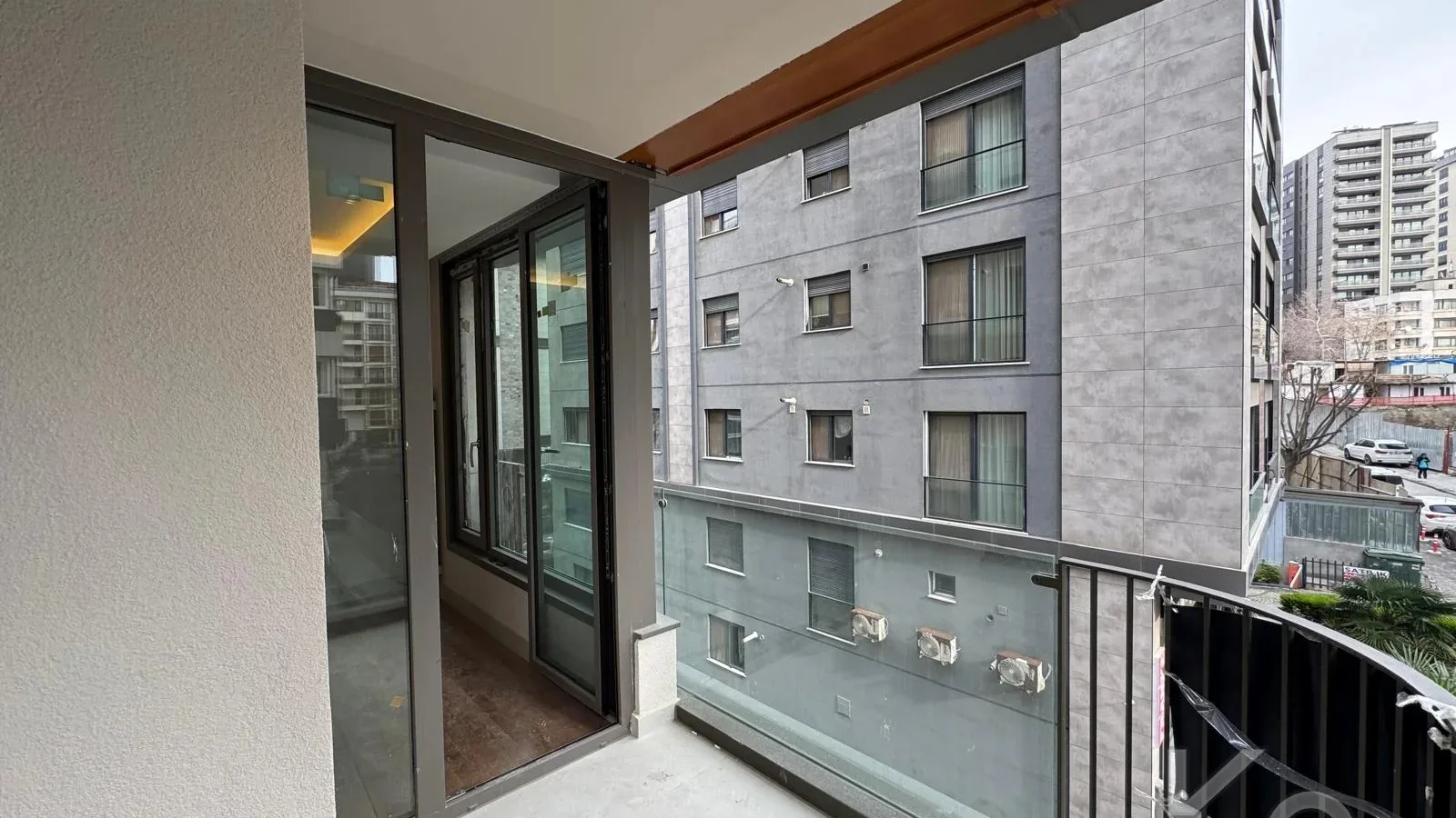 Laci̇vertcadde Tek Yetki̇li̇ Kalamiş Ebeveynli̇ Balkonlu 105m² Net3+1