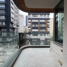 Laci̇vertcadde Tek Yetki̇li̇ Kalamiş Ebeveynli̇ Balkonlu 105m² Net3+1
