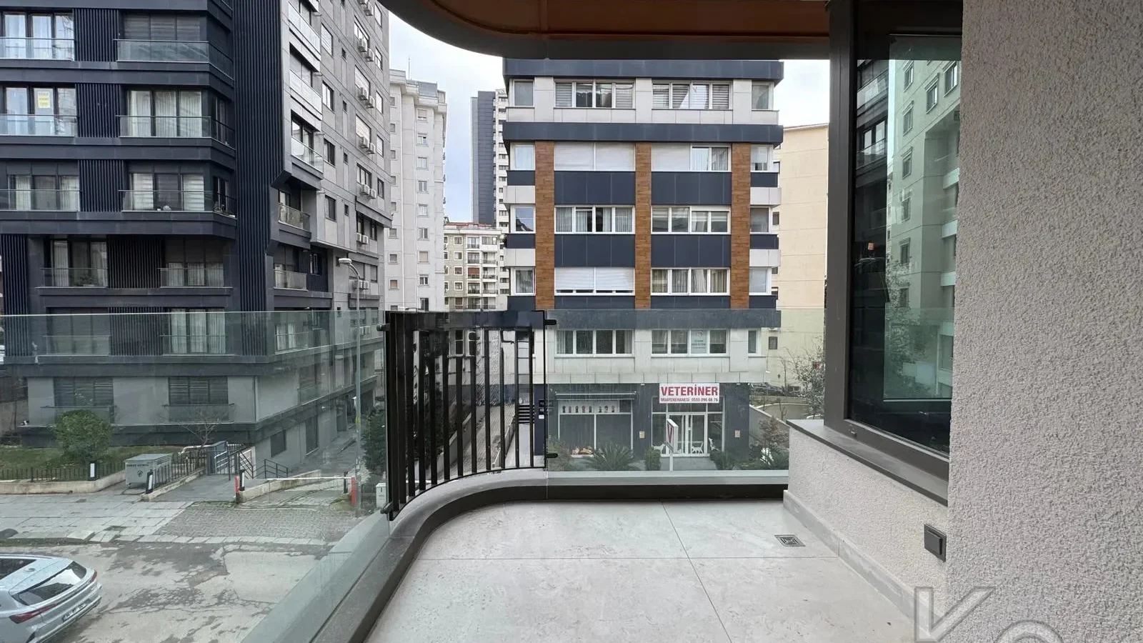 Laci̇vertcadde Tek Yetki̇li̇ Kalamiş Ebeveynli̇ Balkonlu 105m² Net3+1