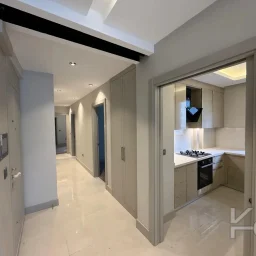 Laci̇vertcadde Tek Yetki̇li̇ Kalamiş Ebeveynli̇ Balkonlu 105m² Net3+1