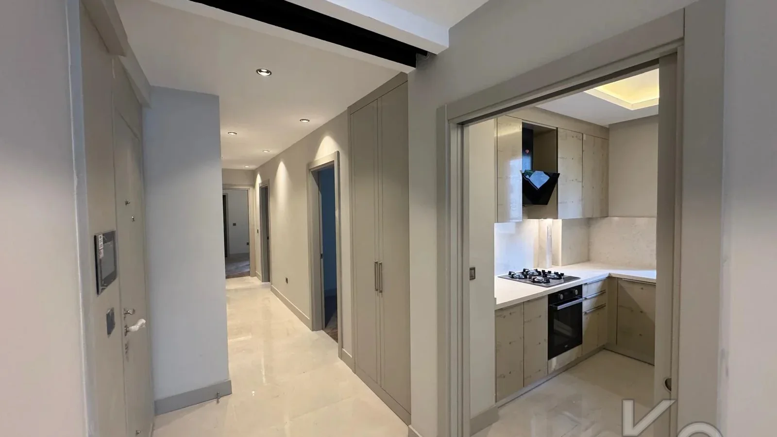 Laci̇vertcadde Tek Yetki̇li̇ Kalamiş Ebeveynli̇ Balkonlu 105m² Net3+1