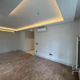 Laci̇vertcadde Tek Yetki̇li̇ Kalamiş Ebeveynli̇ Balkonlu 105m² Net3+1