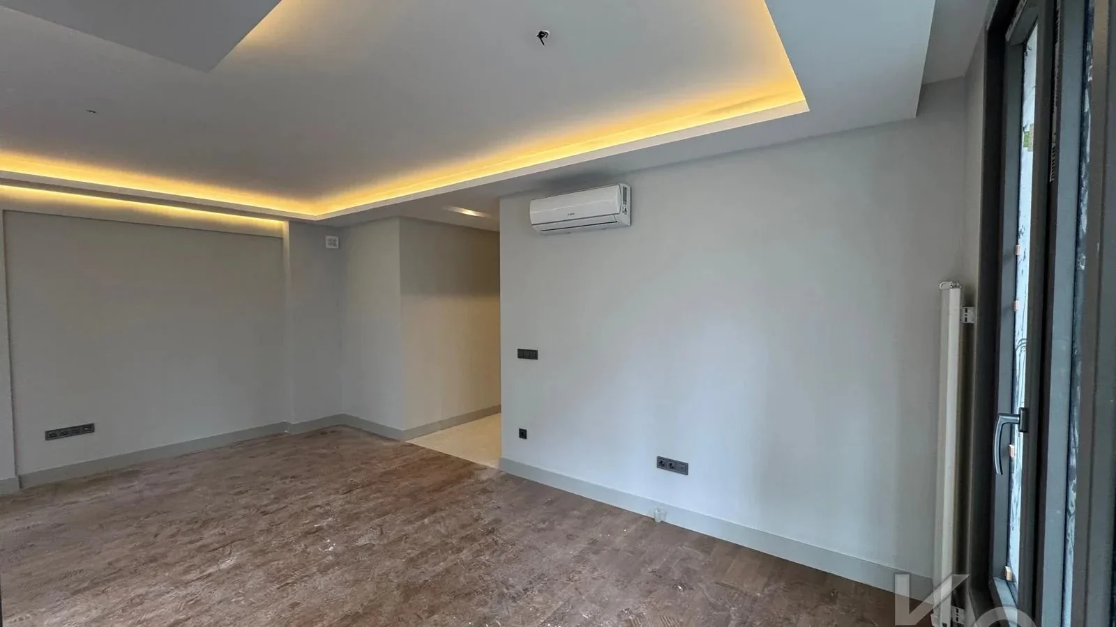 Laci̇vertcadde Tek Yetki̇li̇ Kalamiş Ebeveynli̇ Balkonlu 105m² Net3+1