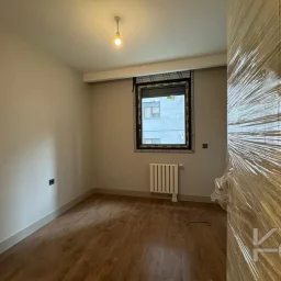 Laci̇vertcadde Tek Yetki̇li̇ Kalamiş Ebeveynli̇ Balkonlu 105m² Net3+1