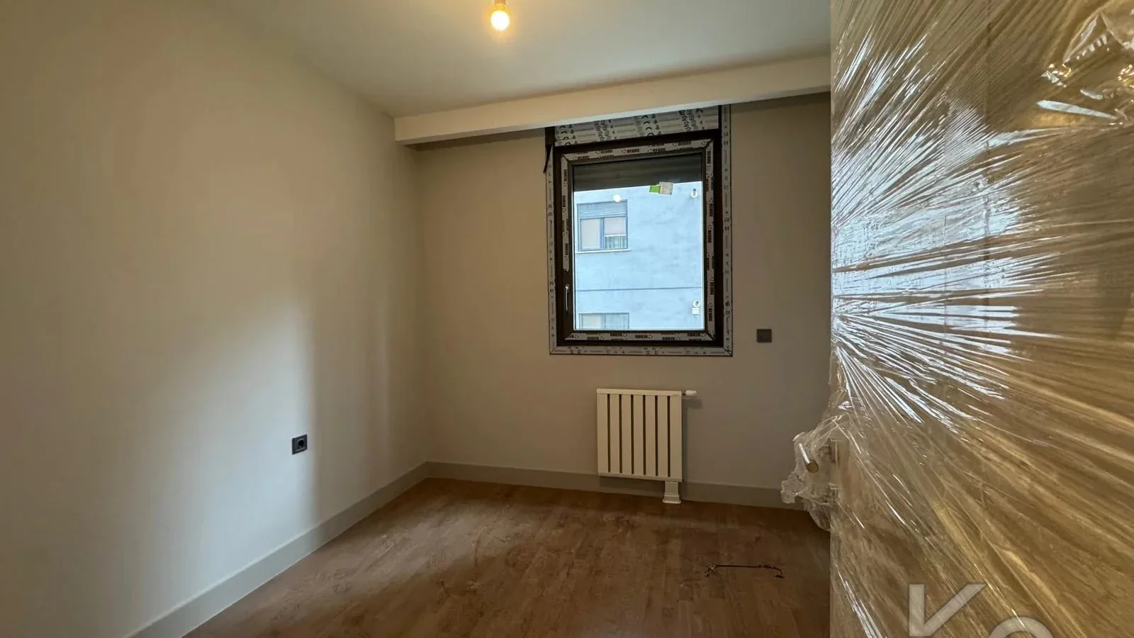 Laci̇vertcadde Tek Yetki̇li̇ Kalamiş Ebeveynli̇ Balkonlu 105m² Net3+1