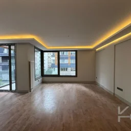 Laci̇vertcadde Tek Yetki̇li̇ Kalamiş Ebeveynli̇ Balkonlu 105m² Net3+1