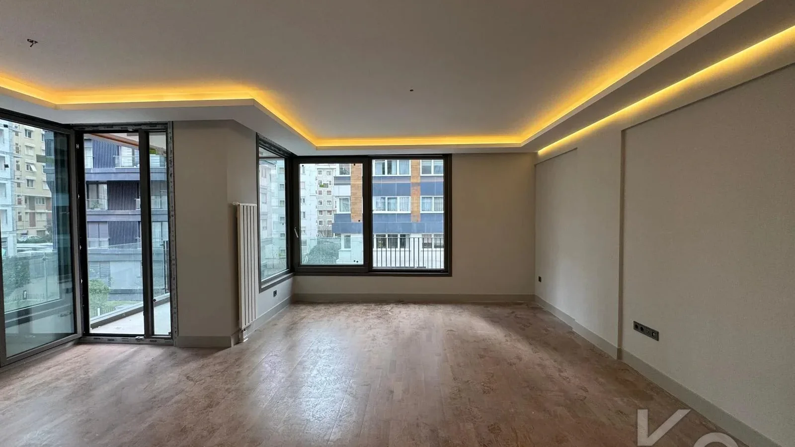 Laci̇vertcadde Tek Yetki̇li̇ Kalamiş Ebeveynli̇ Balkonlu 105m² Net3+1