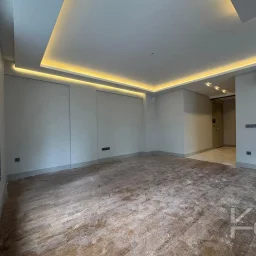 Laci̇vertcadde Tek Yetki̇li̇ Kalamiş Ebeveynli̇ Balkonlu 105m² Net3+1