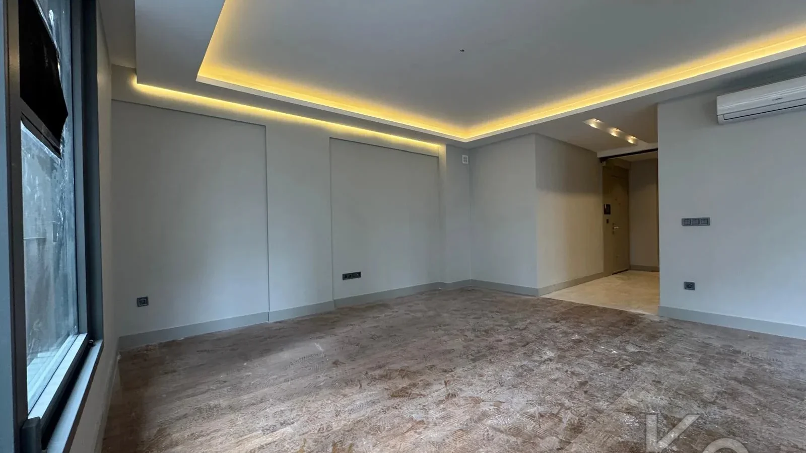 Laci̇vertcadde Tek Yetki̇li̇ Kalamiş Ebeveynli̇ Balkonlu 105m² Net3+1