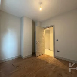 Laci̇vertcadde Tek Yetki̇li̇ Kalamiş Ebeveynli̇ Balkonlu 105m² Net3+1